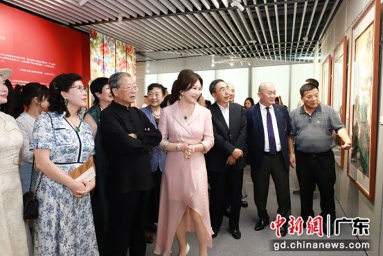 各界人士现场观展。主办方供图 各界人士现场观展。主办方供图